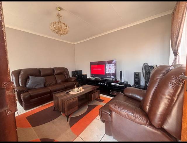 3 BEDROOM HOUSE TO LET IN MANDELA VIEW